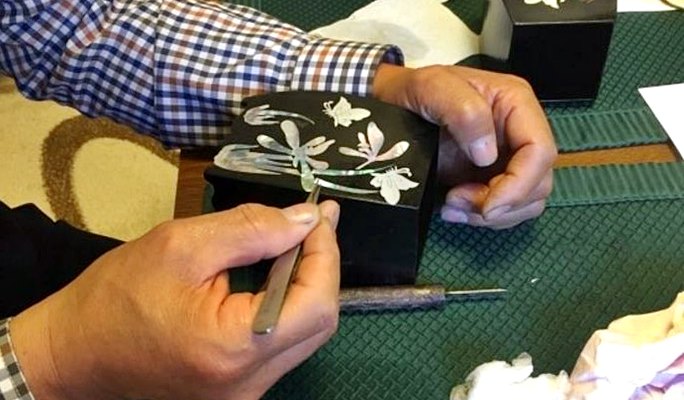 Traditional Mother-of-Pearl Lacquerware Craft Experience