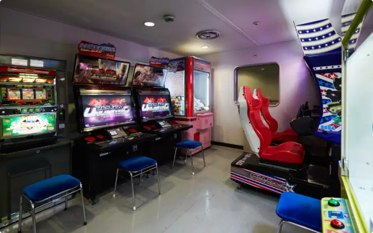 Various arcades in the game room on the New Camellia Cruise.