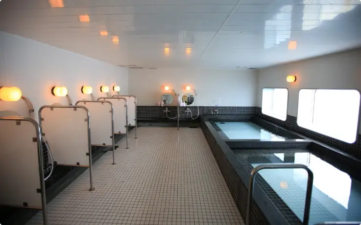 Relaxing panoramic bath on the New Camellia Cruise.