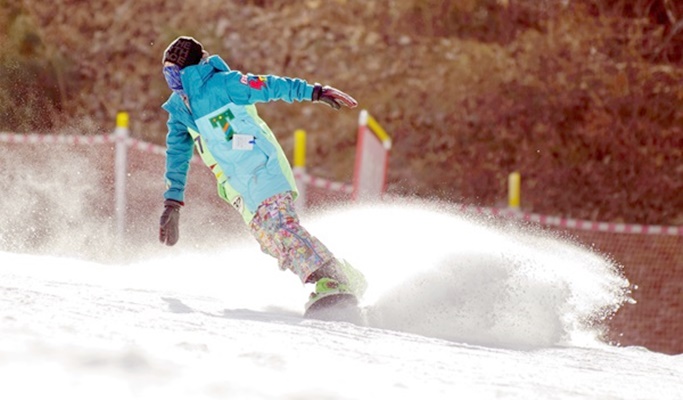Ski/Snowboard Lift Pass + Equipment/Clothes Rental Package: Oak Valley Ski Resort