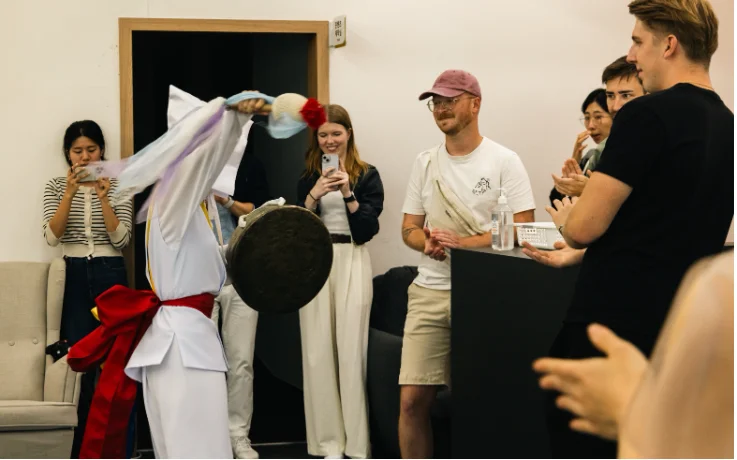 Pengunjung mencoba alat musik tradisional Korea