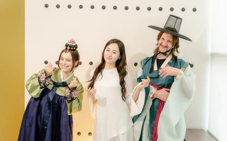 Pengunjung mencoba hanbok berwarna cerah untuk mengabadikan momen foto bergaya istana kerajaan.