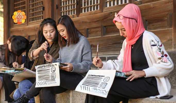 Outdoor Sumukhwa (Ink-Wash Painting) Class in Unhyeongung Palace