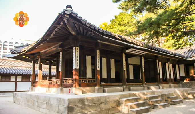 Outdoor Sumukhwa (Ink-Wash Painting) Class in Unhyeongung Palace