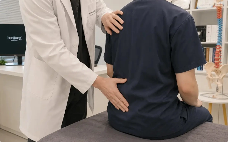 Visitor getting diagnosed at Bonjung Korean Mecidine Clinic