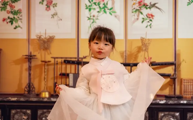 A visitor posing at the self studio zone in Daehan Hanbok