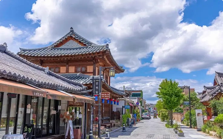 Local stalls at Jeonju Hanok Village