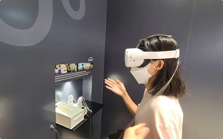 Visitor experiencing VR at Hikr Ground in Seoul