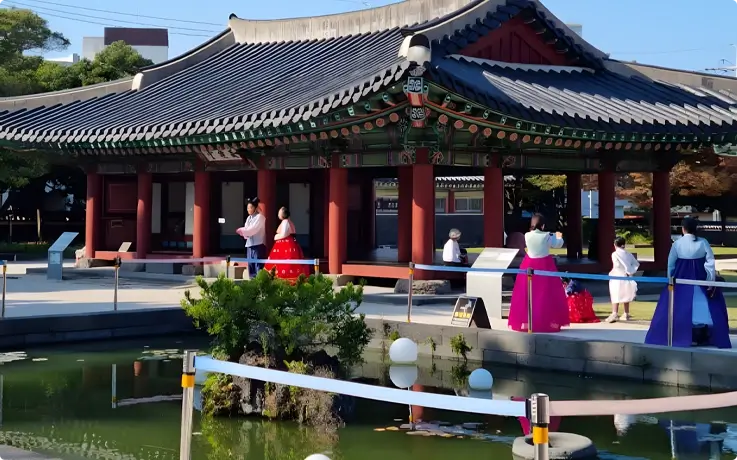 Visitors taking phots at Jejumok Gwana Government Office in Jeju