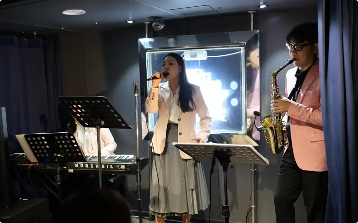 Live performers on the Moonlight Dinner Cruise