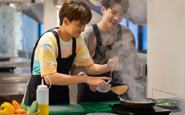 Visitors learning to cook Thai dishes at Roschas Culinary School in Bangkok
