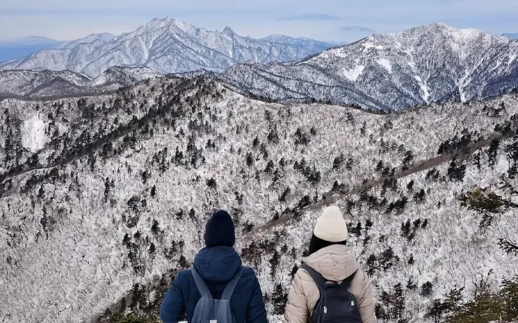 Visitors on the Seoraksan mountain covered in snow