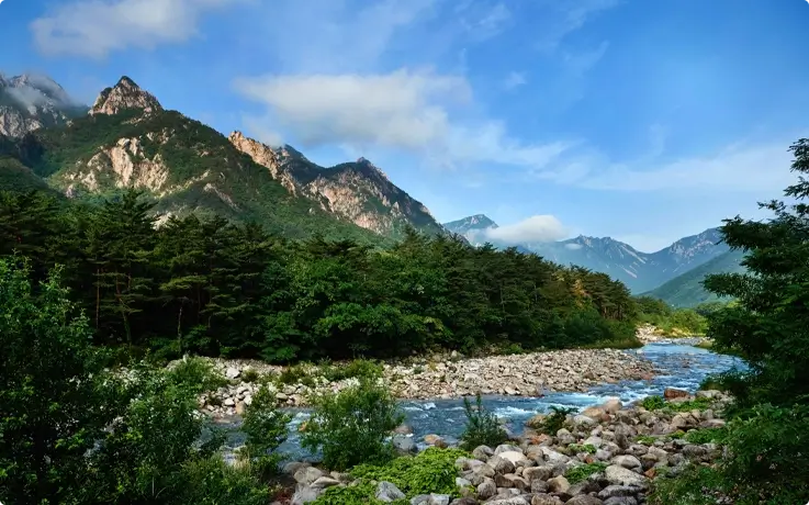 Lake at the Seoraksan National Park in spring