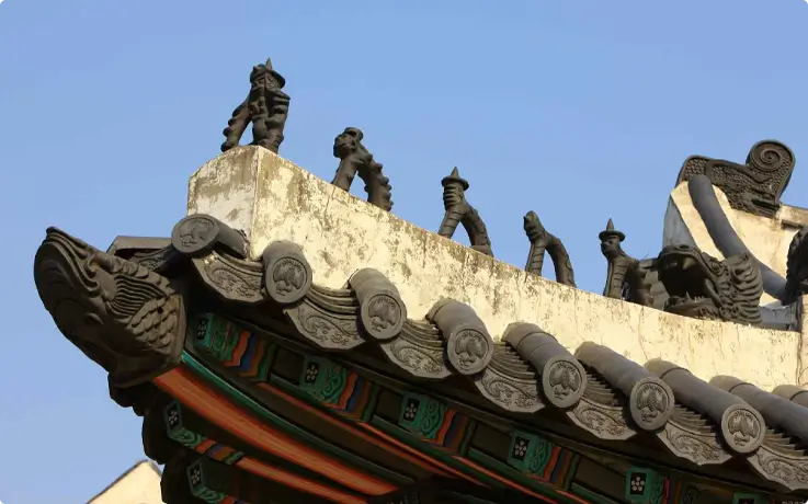 Gyeongbokgung palace rooftop figures
