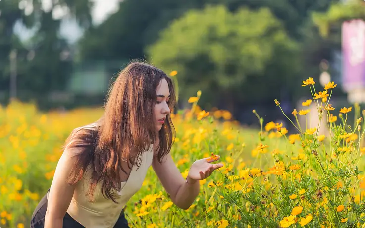 Visitor taking travel photos with spring flowers in Seoul