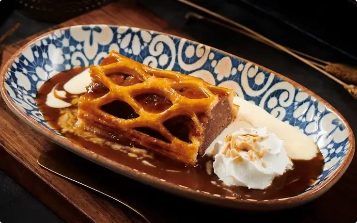 Warm apple puff served at Sirimahannop in Bangkok