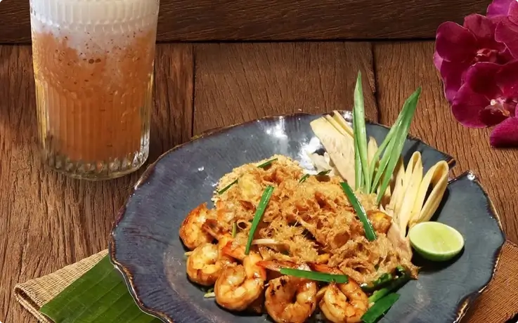 Pad Thai and Thai milk tea set at Nara Thai Cuisine in Bangkok