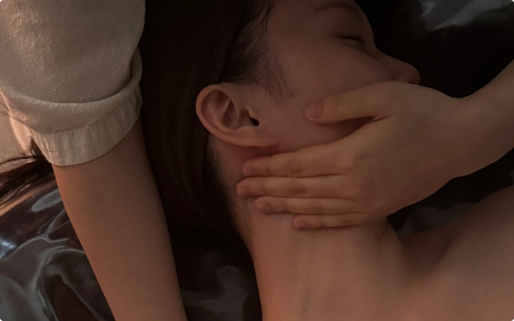 Pengunjung menerima Facial & Upper Body Meridian Therapy di The Seol Ha