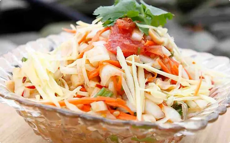 Som Tam at vegan cooking class in Chiang Mai by Mai Kaidee