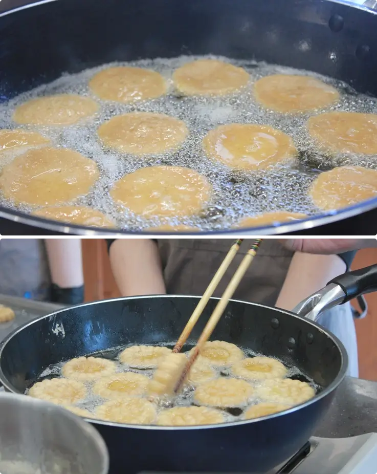 Visitors frying the yakgwa at Rasunjae academy in Gyeongju