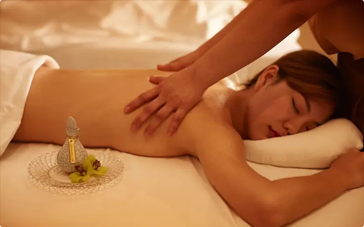 People getting organic aromatherapy oil massage at Diora Luxe Asoke Spa in Bangkok