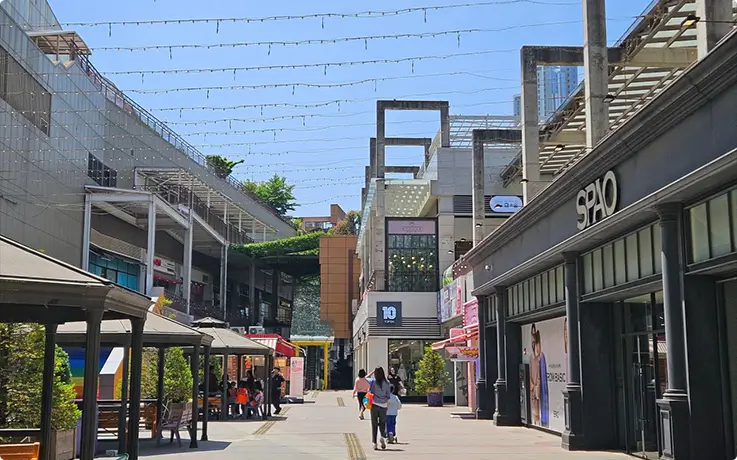 Ilsan Onemount's open-air shopping and dining street lined with stores.