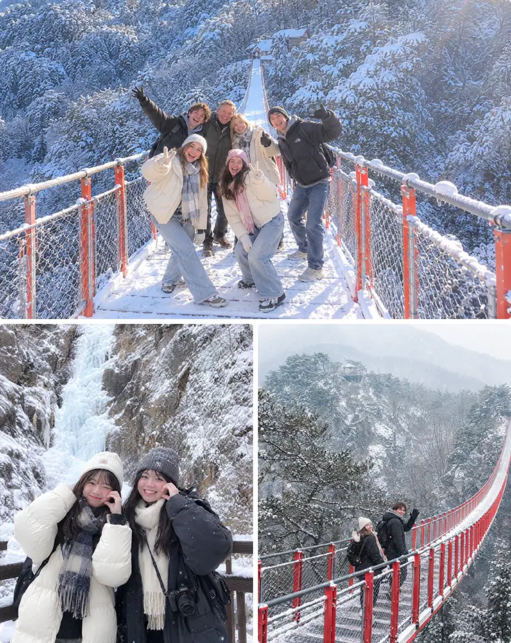 韓国の冬、雪に覆われた赤い吊り橋を歩く旅行者と凍った滝