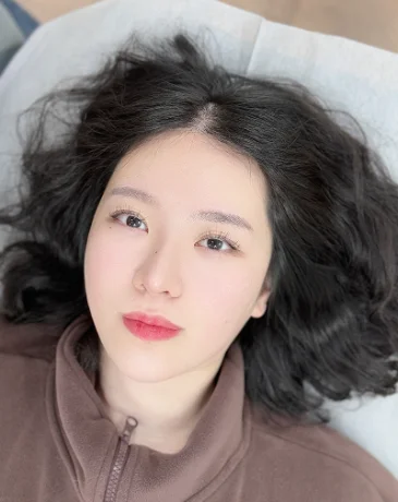 Faint, sparse eyebrows before hair stroke semi-permanent makeup in Seongsu, Seoul, Korea.