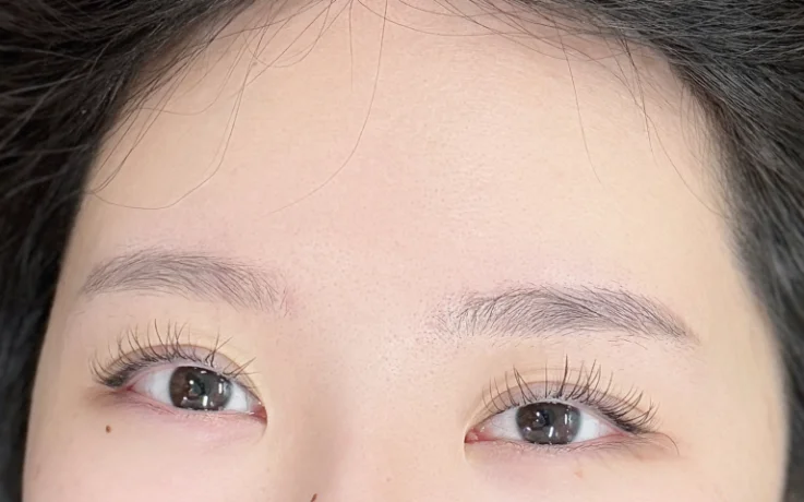 Sparse, uneven eyebrows lacking shape before hair stroke semi-permanent makeup in Seoul.