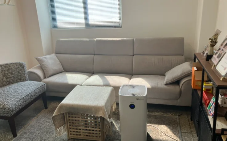 Cozy Humanhandz waiting area with a sofa and air purifier in Seongsu.