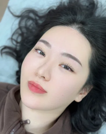 Natural semi-permanent eyebrows with soft hair strokes after treatment at Humanhandz Seongsu.