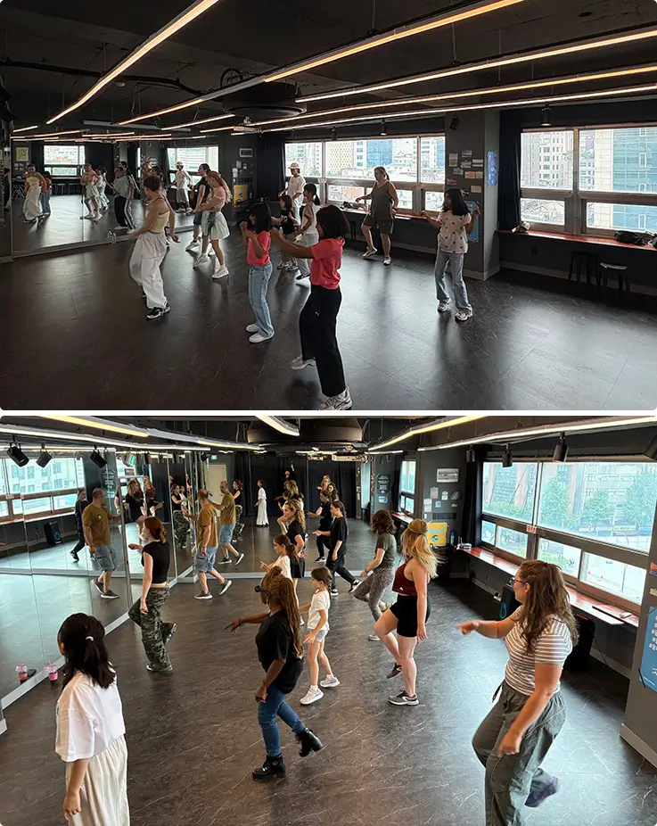 Estudiantes entusiastas practicando la coreografía de K-Pop juntos en un estudio brillante.