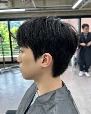 在弘大 Noos Hair 美发沙龙体验造型后,清爽的短款男士发型搭配侧边 Down Perm 和柔和纹理感顶部。