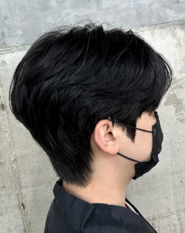 在首尔弘大 Noos Hair 美发沙龙打造的短款层次男士发型侧面,搭配侧边 Down Perm 和自然蓬松感。