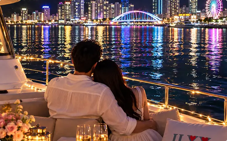 Pasangan mengagumi gemerlap lampu kota Sokcho dari dek yacht romantis.