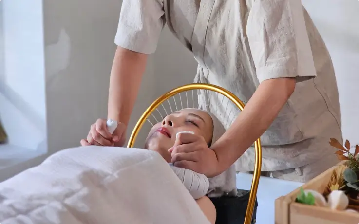 Guest receiving the Deep Scaling Head Spa treatment