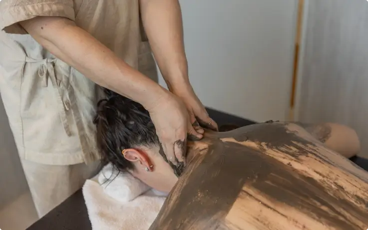 Guest receiving the Organic Kelp Soothing Therapy treatment