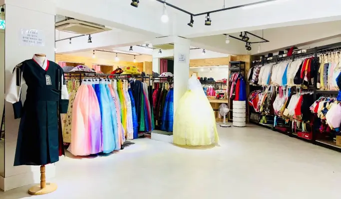 Hanbok Rental near Gyeongbokgung Palace (+ Free Accessories/ Outdoor Photoshoot option)