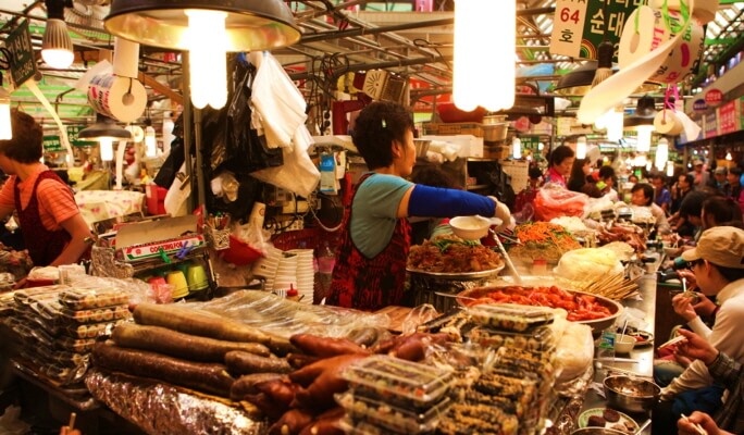 Seoul Night Group Tour: Gwangjang Market + Changgyeonggung Palace + Cheonggyecheon Stream + Naksan Park