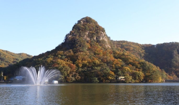 Pocheon Sanjeong Lake + Bidulginang Cascade + Herb Island (+ Apple/Strawberry Farm options) 1 Day Tour - from Seoul
