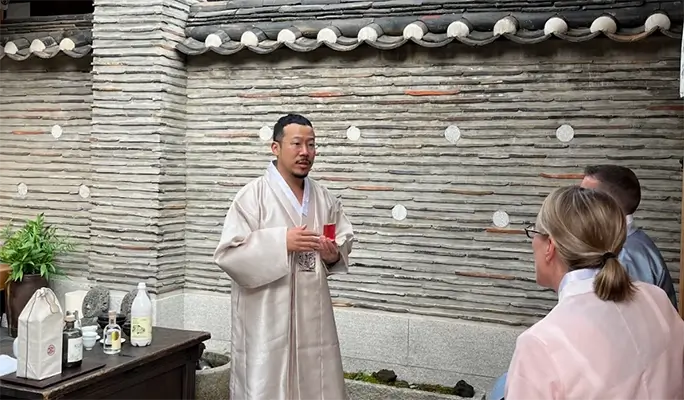 在北村樂古齋韓屋穿韓服體驗韓國傳統酒品品飲或茶禮