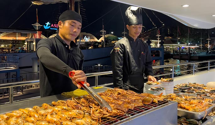 Royal Galaxy Dinner Cruise in Bangkok (+ International/ Thai Buffet)