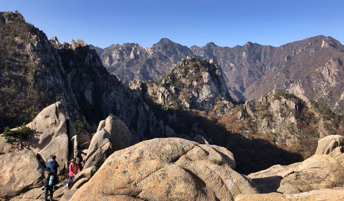 Seoraksan National Park + Sinheungsa Temple + Sokcho Beach 1 Day Tour - from Seoul