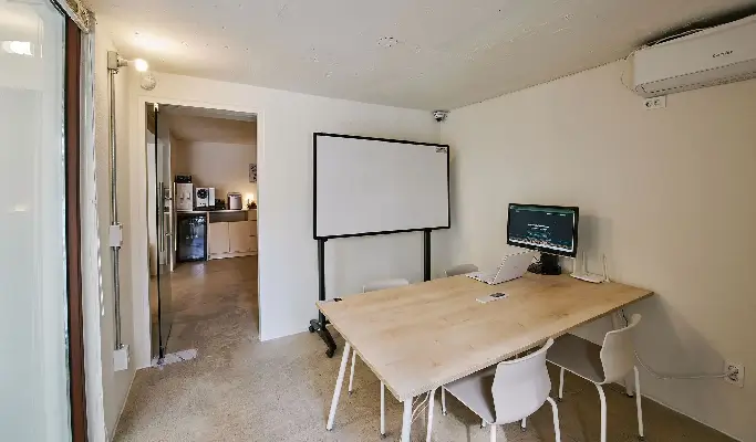 Seoul Coworking Space near Hongik Univ. Station (Hourly or Weekly Pass Options)