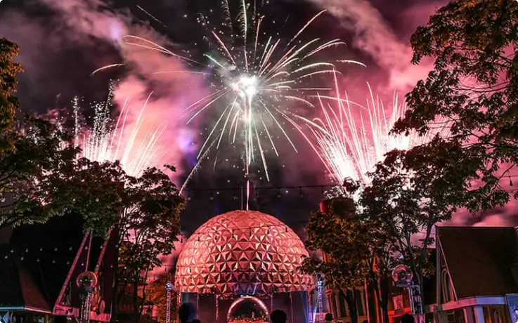 Fireworks and nighttime displays at Seoul Land Luna Park.