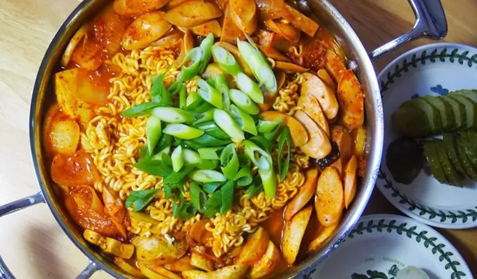 Seoul Walking Tour: War Memorial of Korea (+ Foodie Tour)