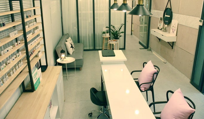 Eyelash Extensions by an English-speaking Beautician in Hongdae (Shop Vivian)