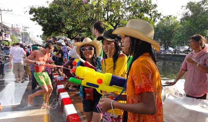 Bangkok Songkran Festival Tour: Wat Arun + Water Battle (Apr 13~15)