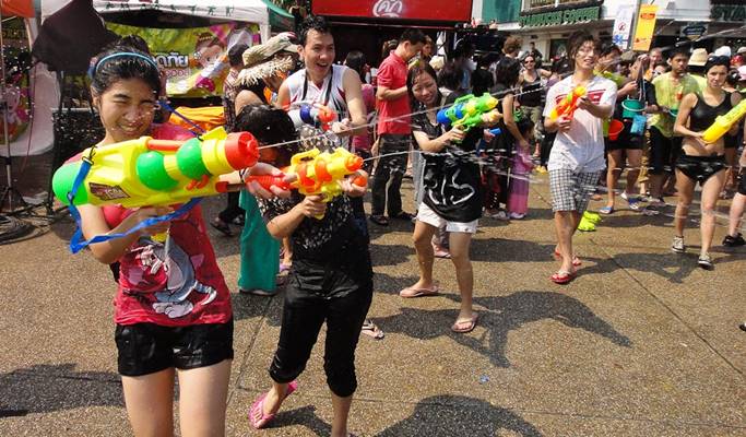 Bangkok Songkran Festival Tour: Wat Arun + Water Battle (Apr 13~15)
