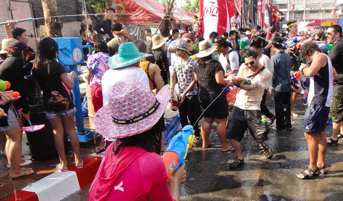 Bangkok Songkran Festival Tour: Wat Arun + Water Battle (Apr 13~15)